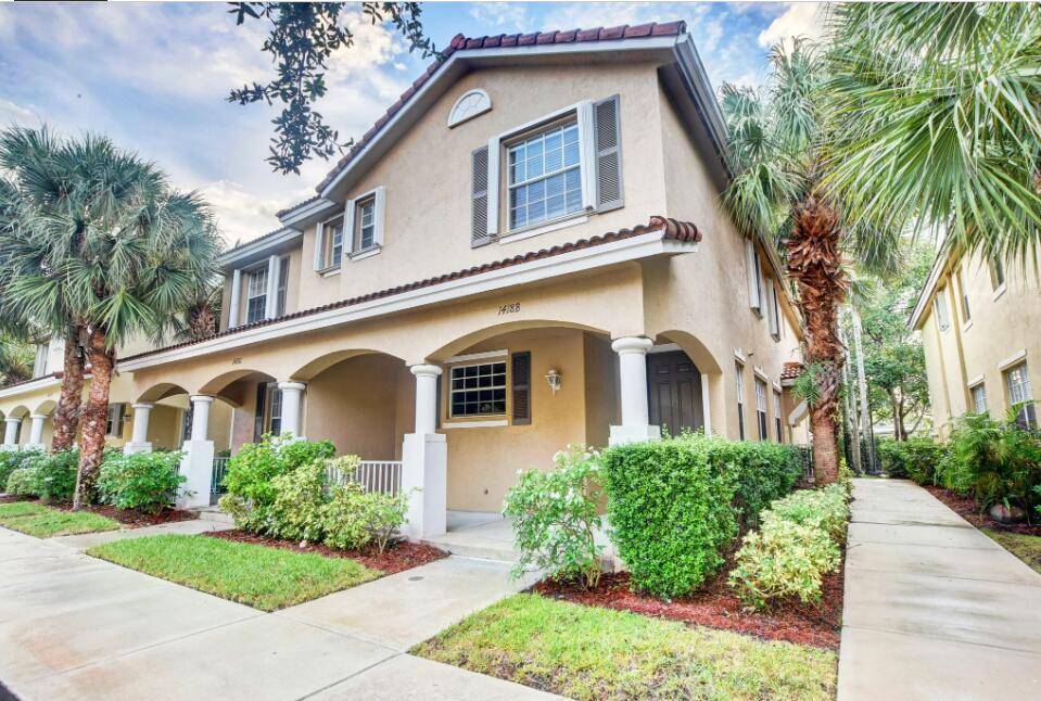 Beautiful 3 bed 2. 5 bath with 1 garage located just a short distance to downtown Delray.