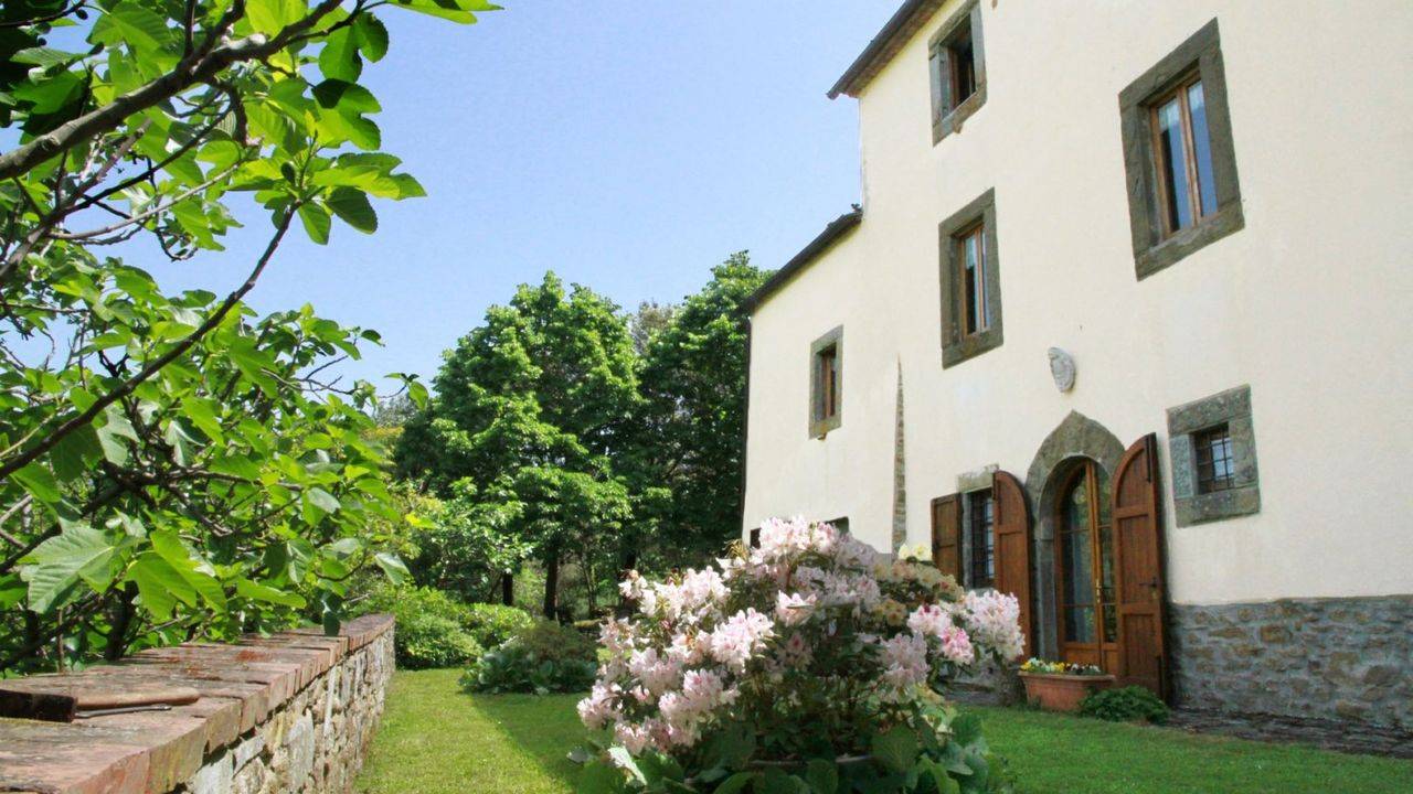 Manor Villa for sale in the countryside of Cortona. Tuscany Luxury real estate properties near the center of the town of Cortona.