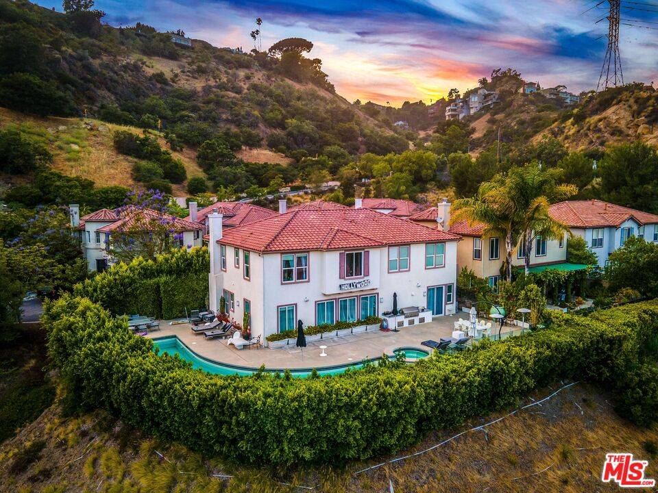 2752   STONE VIEW CT Hollywood Hills East LA