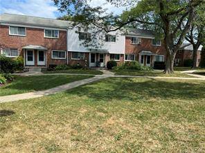 Beautiful 2 Bedroom town house at Linron Gardens on Park Ave, Danbury ; Unit is fully updated, freshly painted, new flooring in Kitchen Bathroom, new stainless steel appliances, new light ...