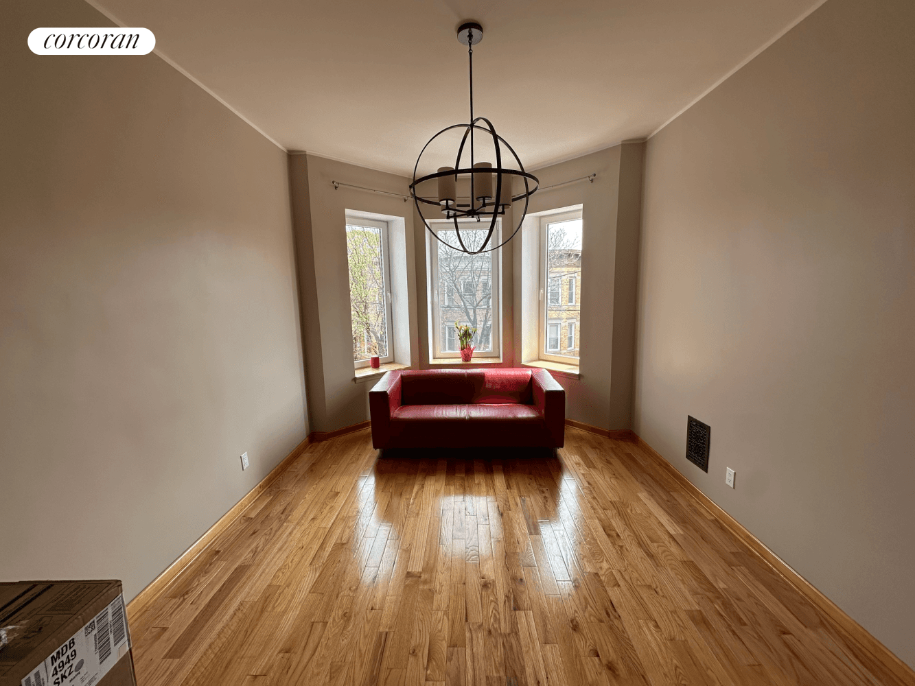 SPACIOUS 3 BED 1 BATH IN RIDGEWOOD GLENDALESpacious 3 bedroom apartment offers a perfect blend of modern comfort and classic charm located on a quiet street in Ridgewood Glendale.