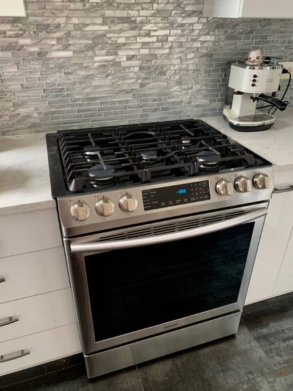 This beautiful, quiet 2 bedroom renovated apartment provides you with lots of natural light ; a modern marble bathroom and kitchen ; a washer ; hardwood floors ; a fire ...
