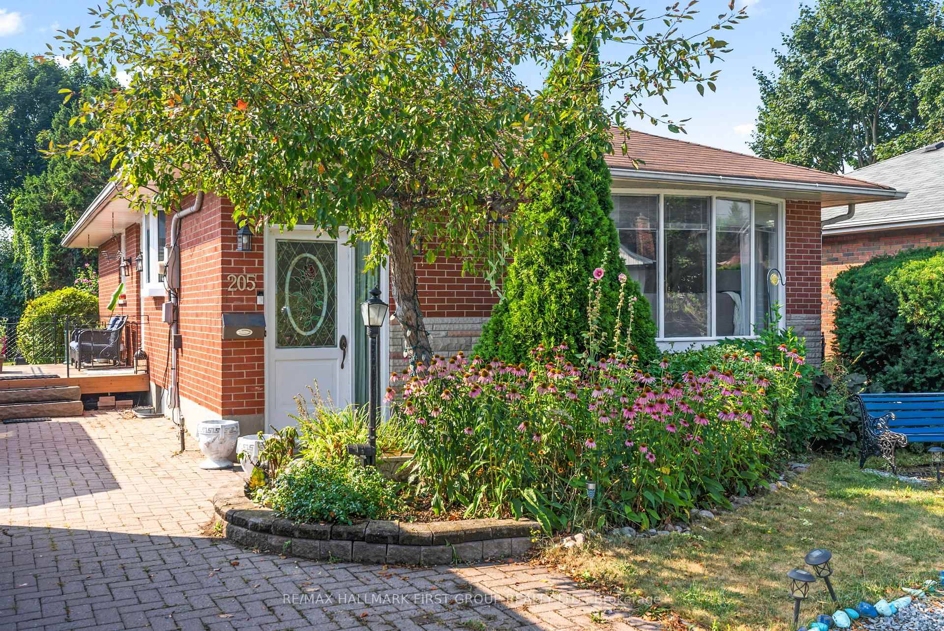 This move in ready 2 1 bedroom, 2 bath all brick home is perfectly located close to downtown Whitby, the 401, GO Transit, parks, and the Whitby waterfront walking trails.