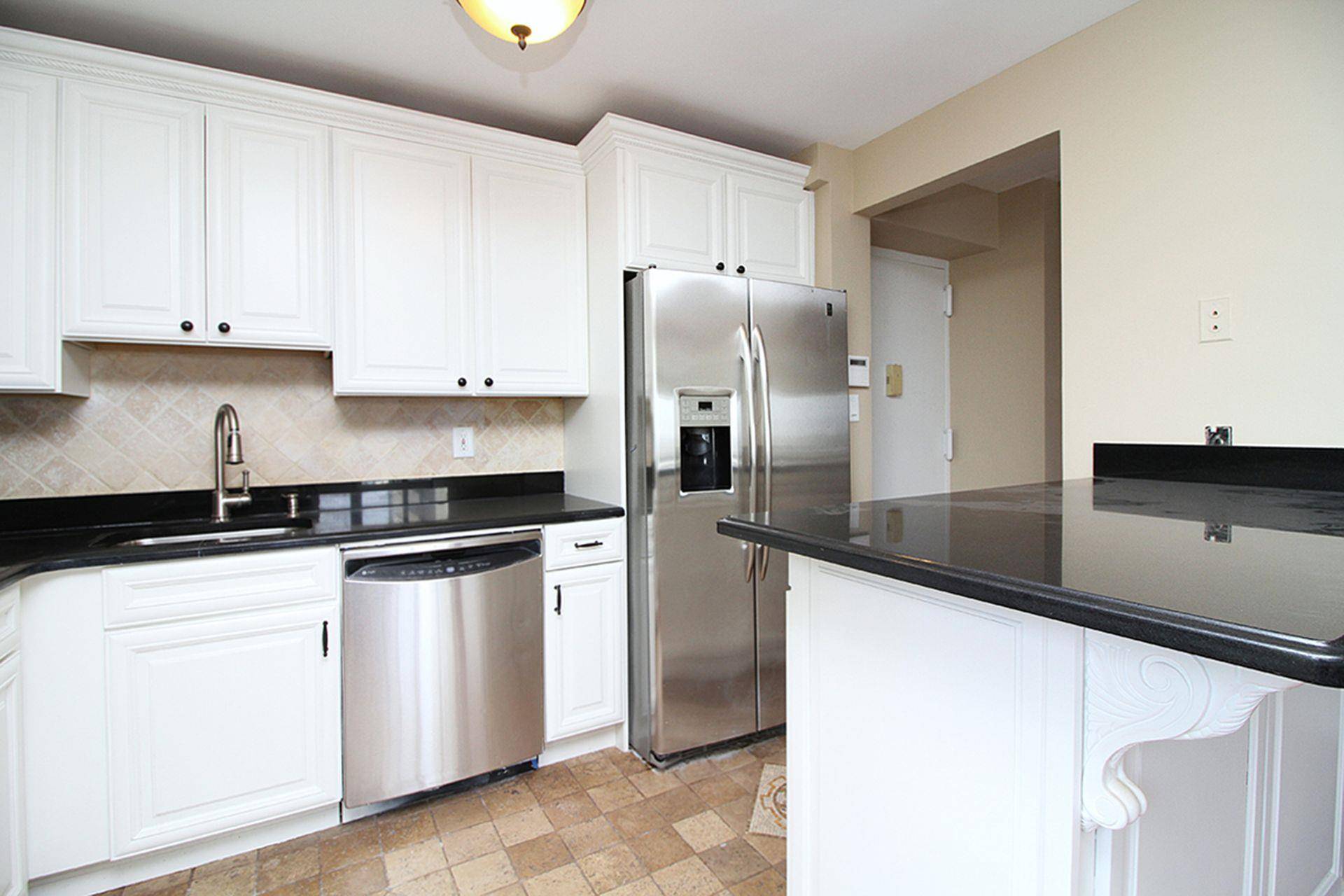 Welcome to this two wonderful 2 bedroom 2 bathroom unit in Riverdale !