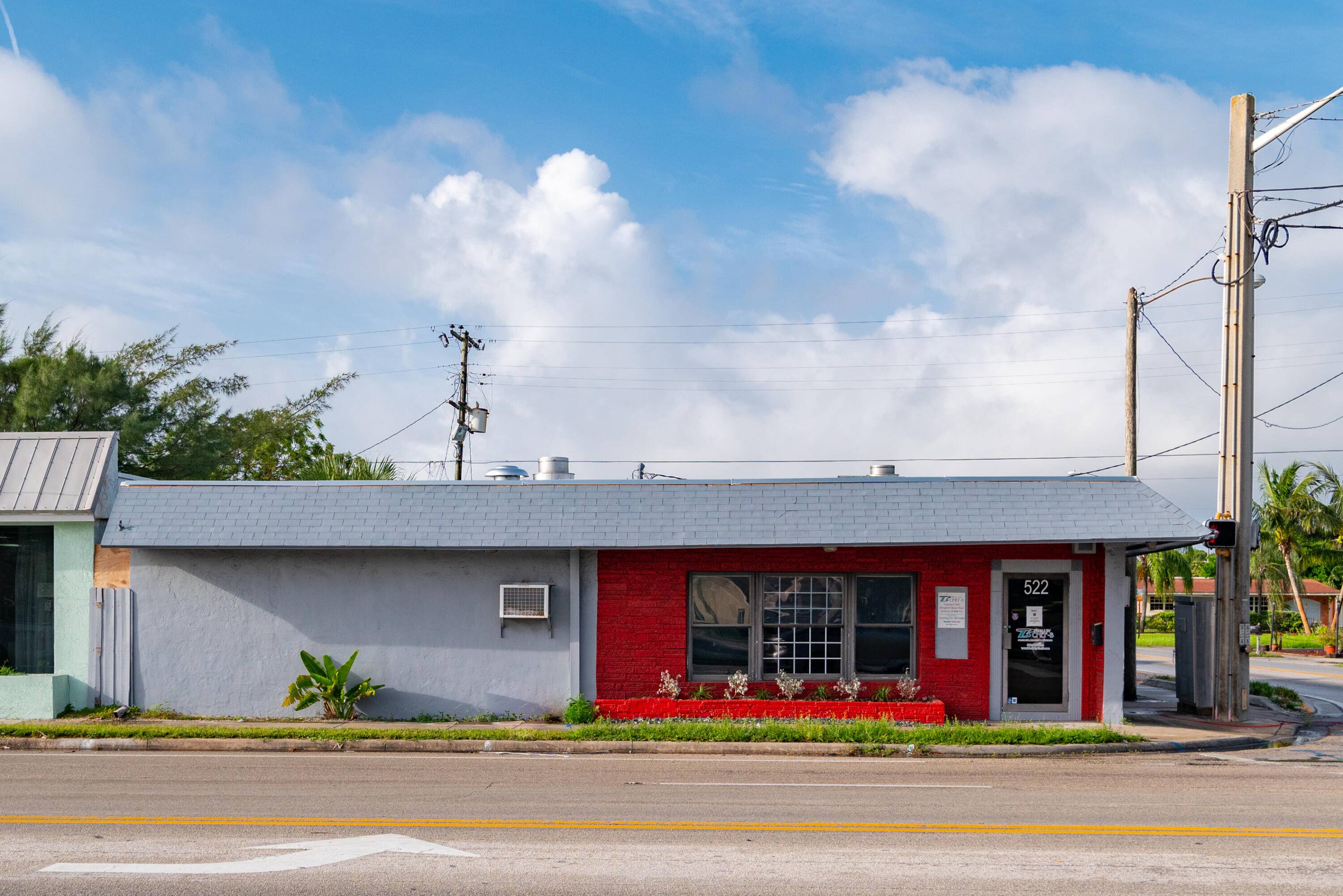 Free standing commercial space located in Lantana.