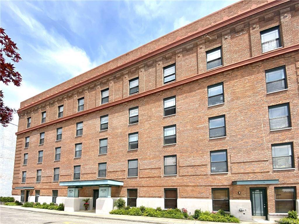 Spacious and bright 2 bedroom, 2 bath apartment with views of the Hudson River.