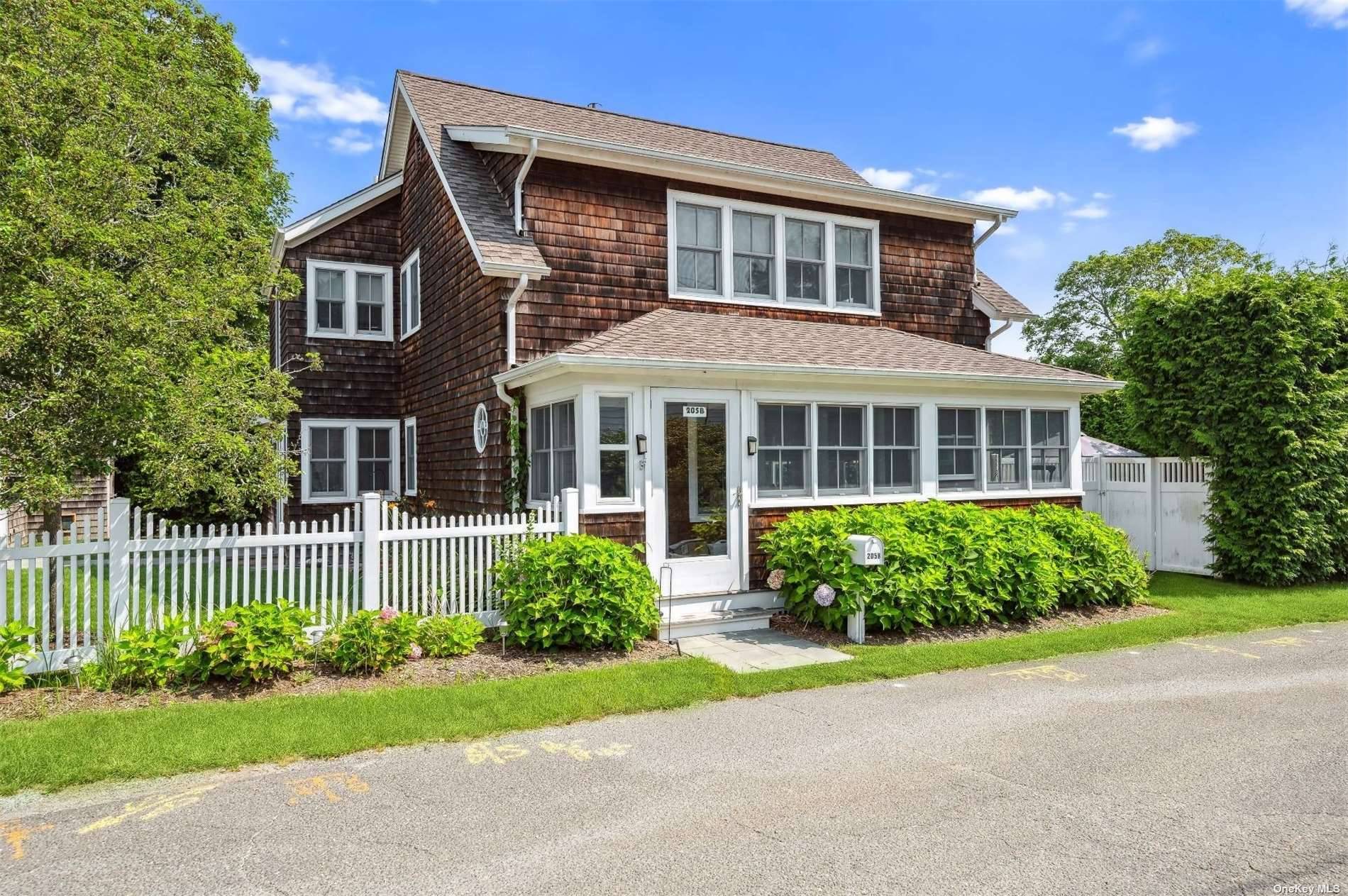 Located in a private hilltop setting in the heart of Southampton Village, this fully renovated Traditional offers 4 bedrooms and 4 baths.