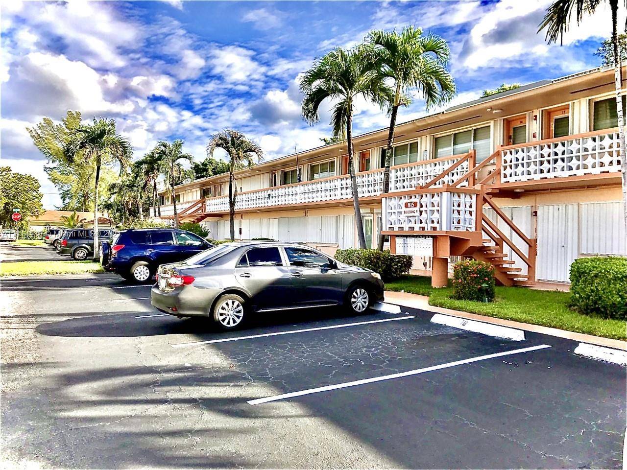 BEAUTIFUL UNIT IN DESARIBLE ROLEN LAKE GARDENDS GROUND FLOOR, RESORT LIVING STILE COMMUNITY, VERY WELL MAINTAINED AND LOW MAINTENANCE FEE, LOW TAXES, CLOSE TO THE BEACHES, GULFSTREAM CASINO AND VENTURA ...