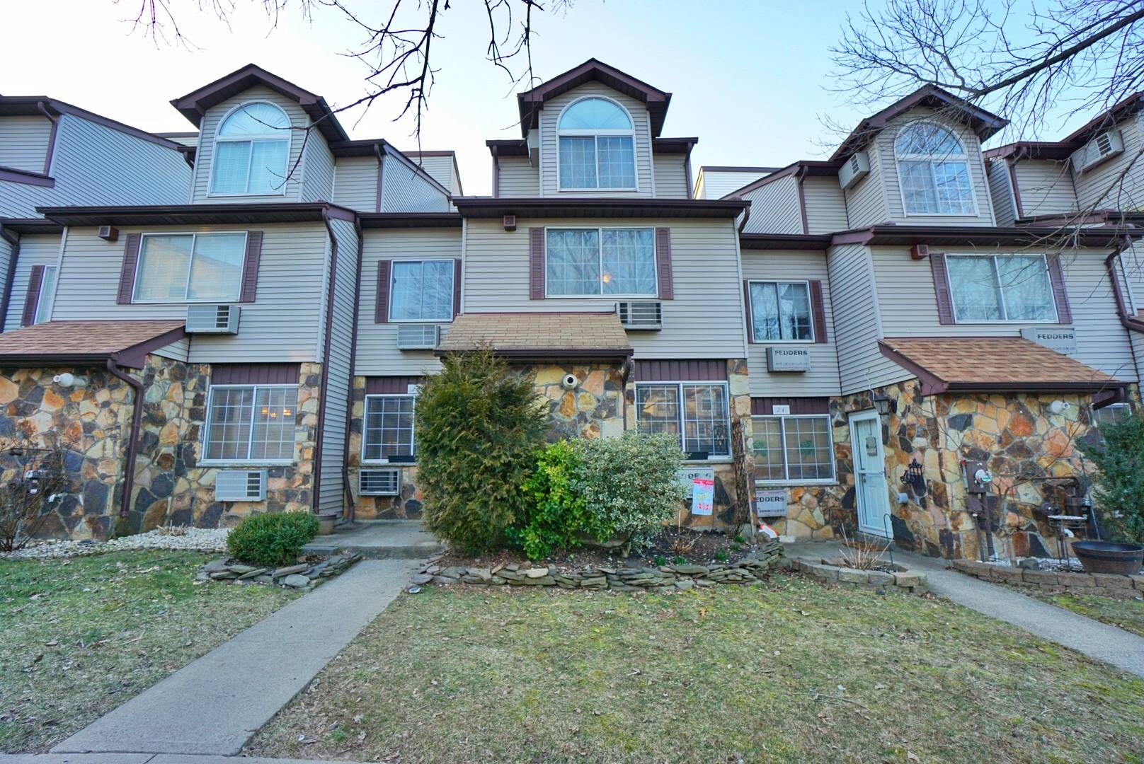 Move Right Into This Beautiful Townhouse In The Desirable Richmond Town Area In a Charming Cul De Sac.
