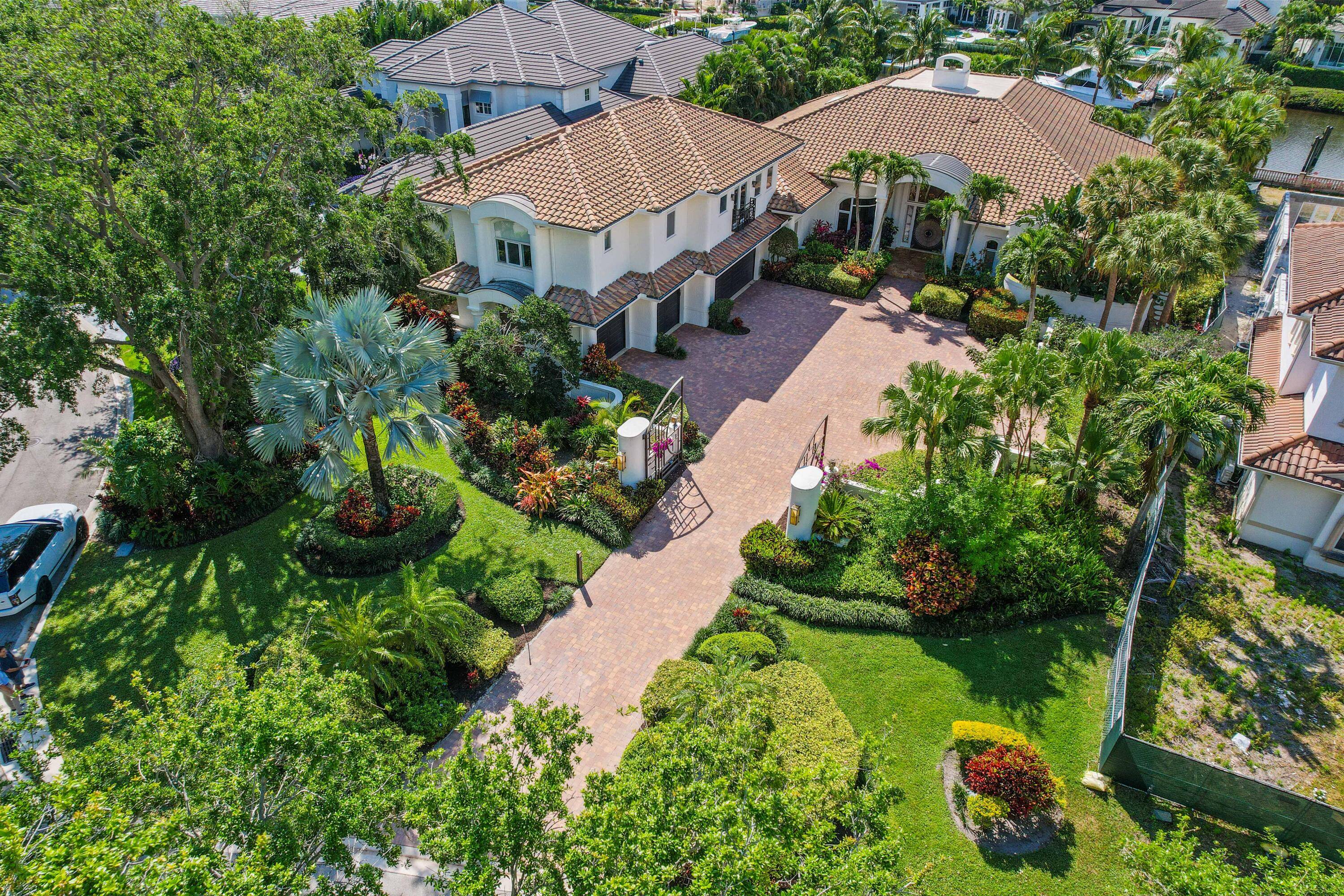 Welcome to your slice of paradise in Admirals Cove !