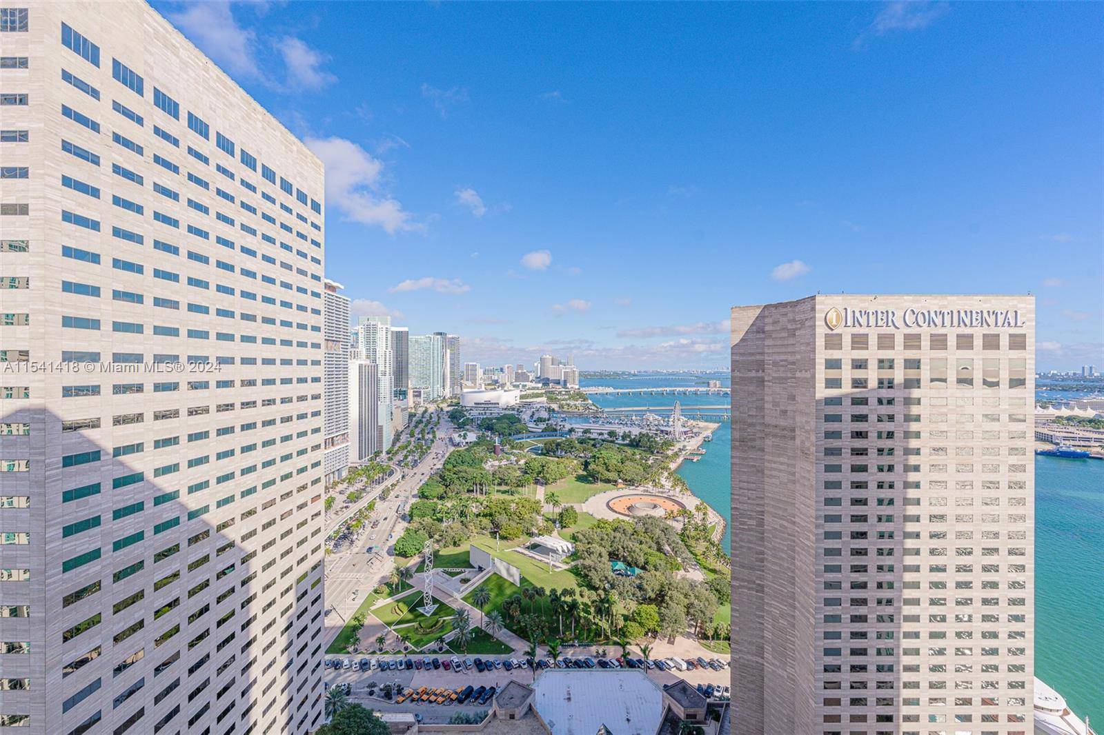 Beautiful furnished 1bd 1bth condo with direct views of Biscayne Bay, Bayfront Park and Miami Skyline.