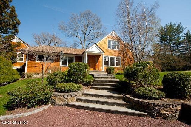 Overlooking Putnam Lake with stunning waterviews from most rooms.