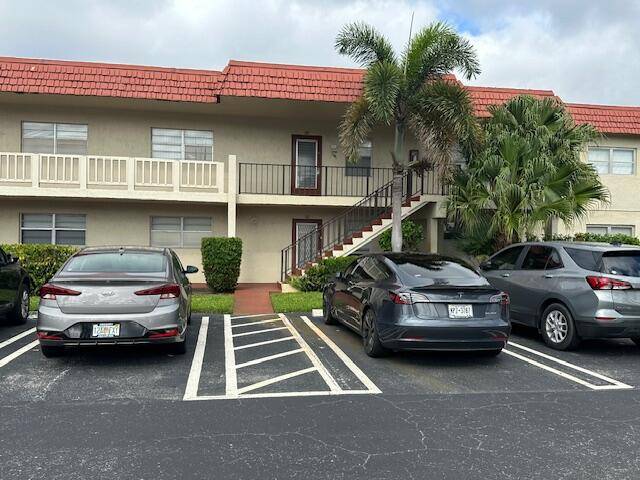 55 VACANT CONDO, MOVE IN READY INCLUDES CABLE HBO AND INTERNET, PEST CONTROL, WATER, EXCELLENT LOCATION, NEAR CLUBHOUSE, 2 POOLS, FITNESS ROOM, BILLIARDS, WALKING DISTANCE TO PUBLIX SHOPPING CENTER, MOVIES, ...