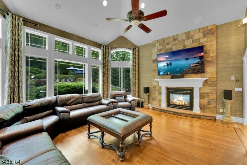 Large Family Room w Fireplace