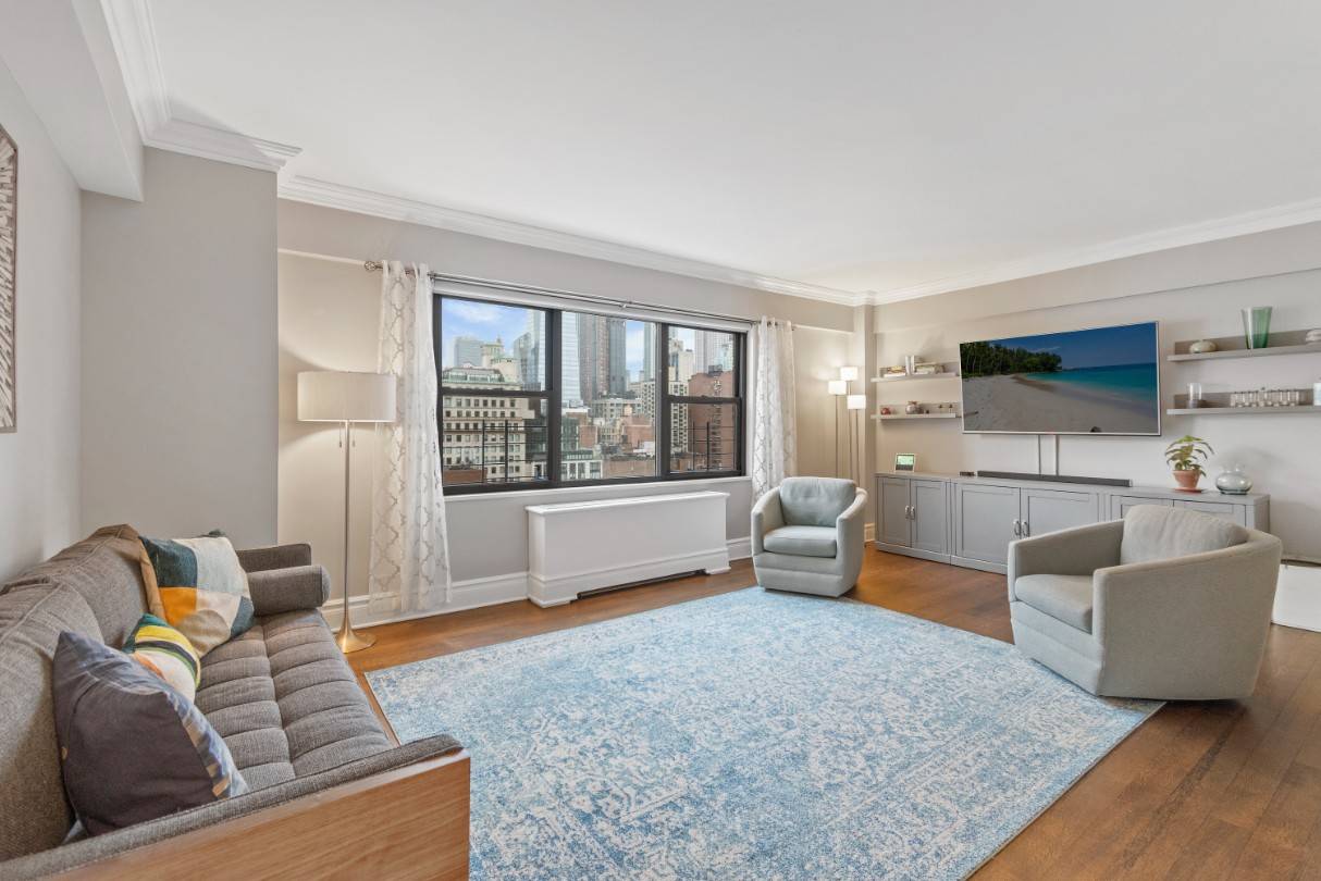 Perched on the Penthouse with unobstructed views of the Empire State Building and the Manhattan skyline, this 3 bedroom apartment benefits from excellent lighting throughout as a result of its ...