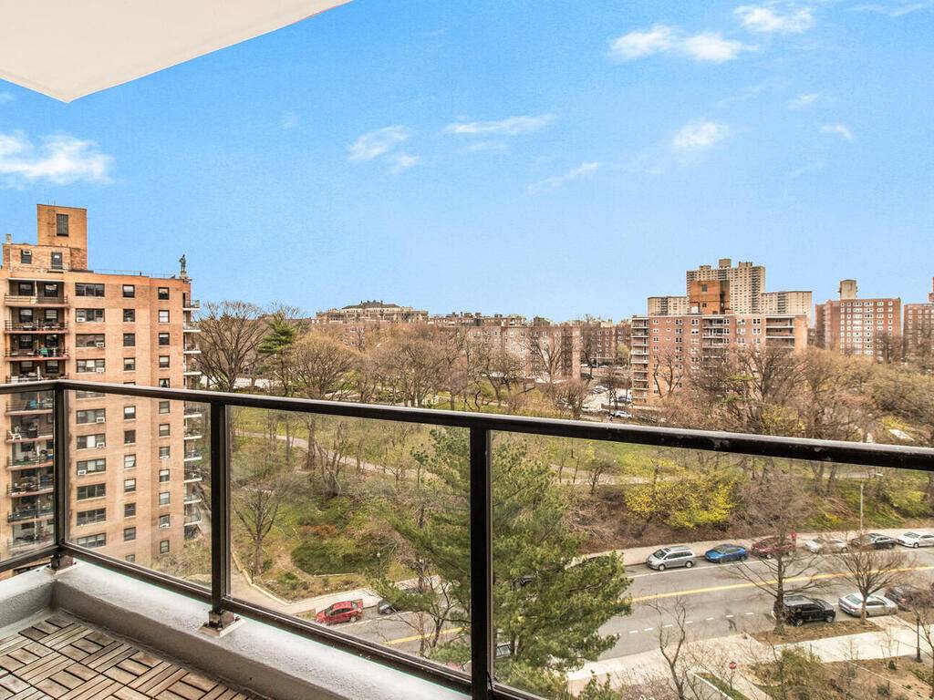 ENJOY SOUTH RIVERDALE PANORAMIC PARK VIEWS, AND BEYOND FROM THIS 10TH FL BALCONY !