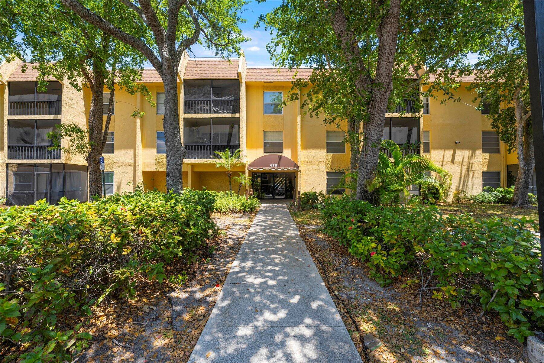 Don't miss out on this stunning condo in the prime location of East Boca Raton !