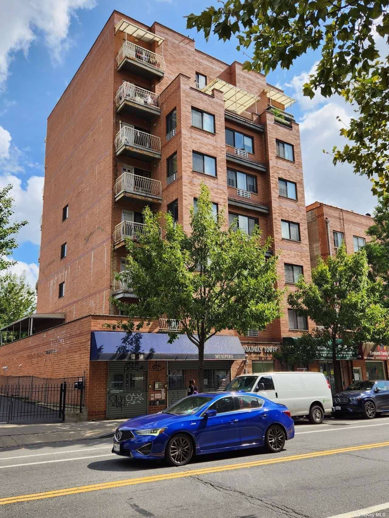 Prime location in the heart of Elmhurst, walk to stores, subways, schools and library ; built in 2009 ; Top floor unit ; Jr.