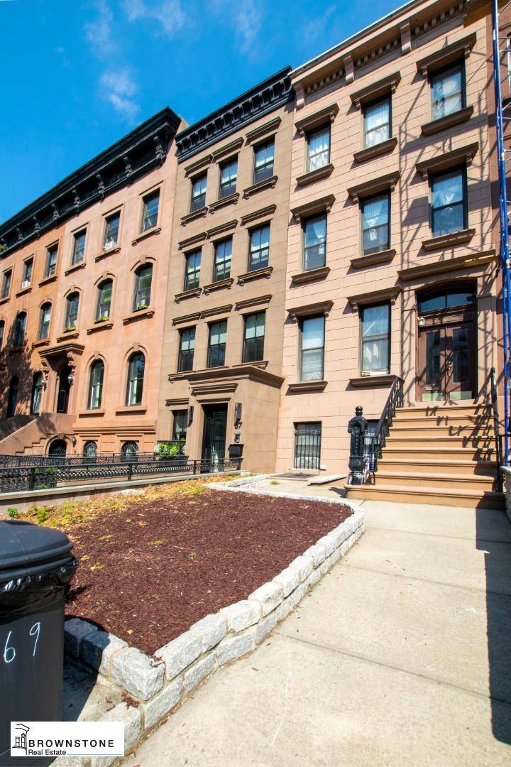 Carroll Gardens, an historic area directly south of Brooklyn Heights and Cobble Hill, is known for tree lined streets with beautiful brownstones, easy commuting to Manhattan, and fabulous food and ...