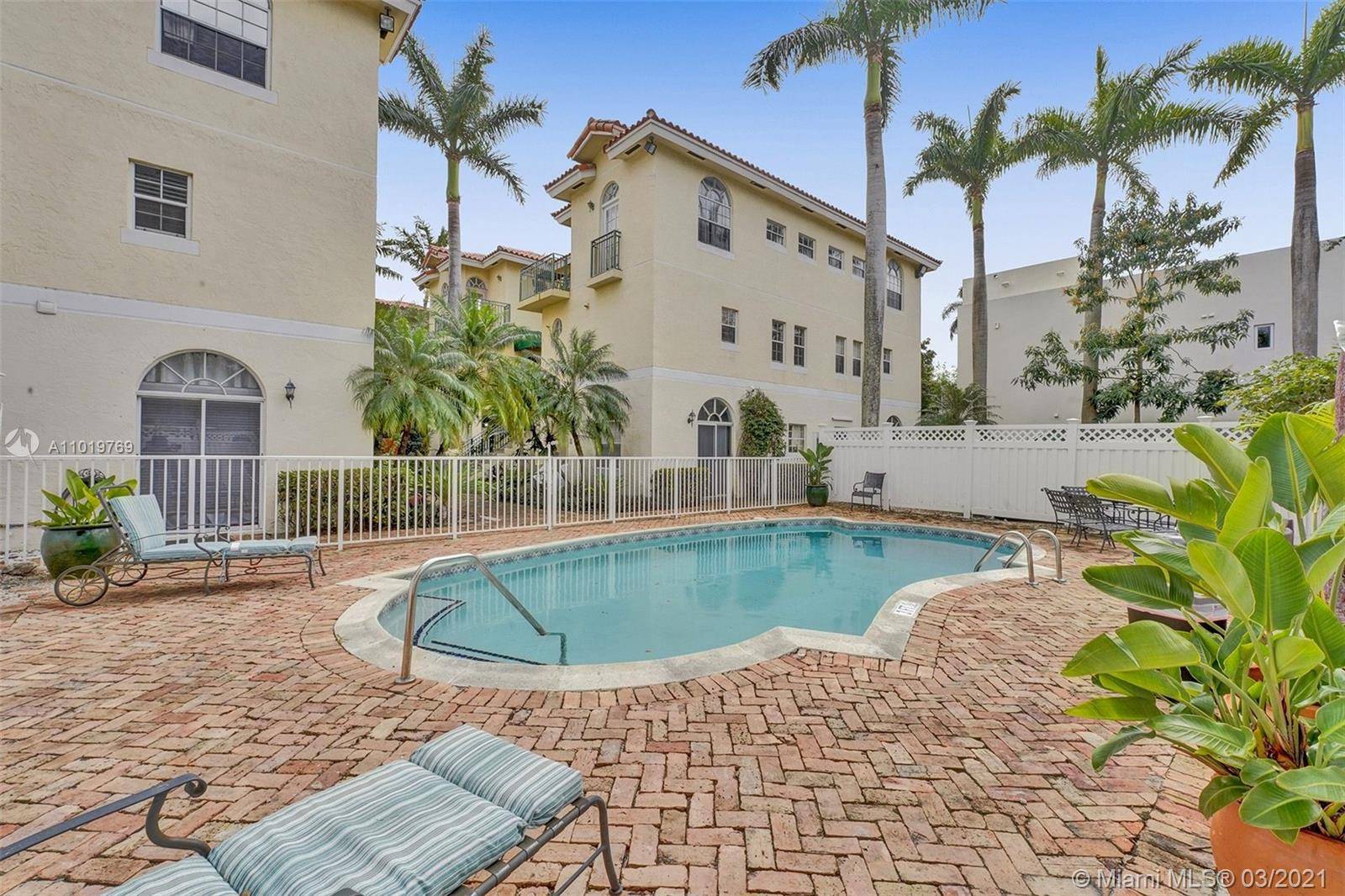 Enjoy this beautiful condo townhouse style located in Coconut Grove.