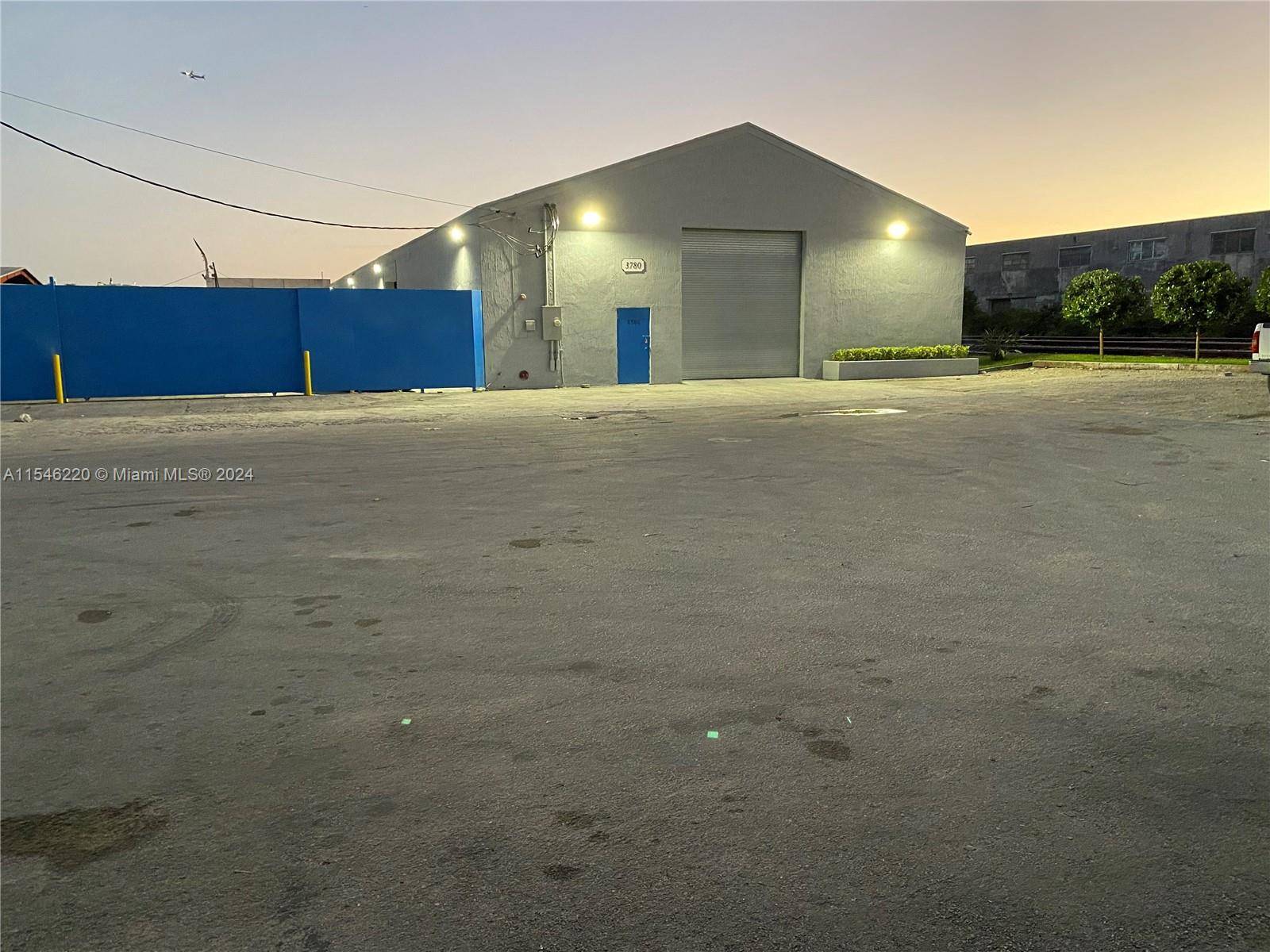 EXCELLENT OPPORTUNITY TO PURCHASE A HUGE WAREHOUSE 25, 333 SQFT, PLENTY OF PARKING A VAILABLE.