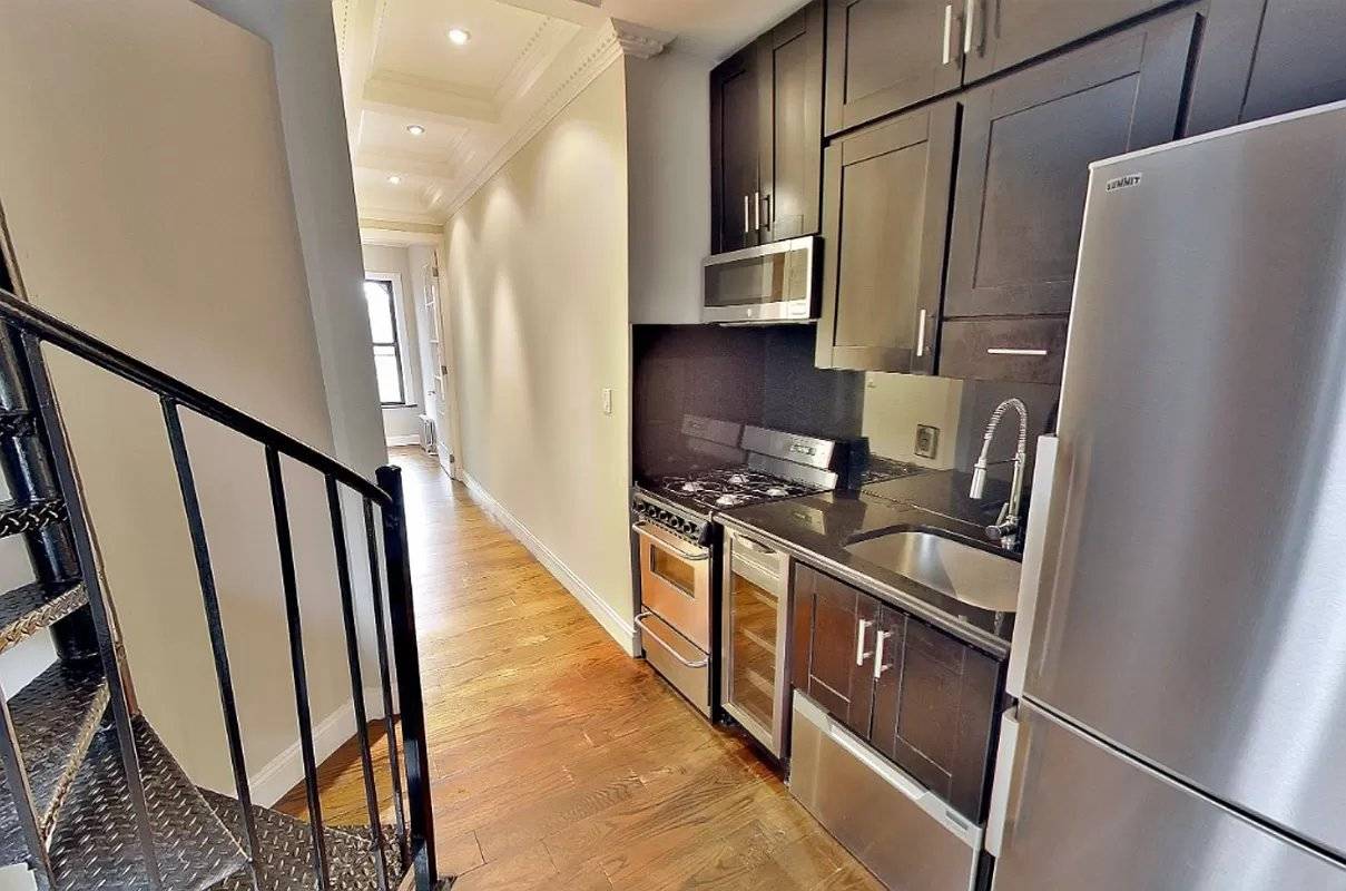 STUNNING 3 BEDROOM WITH A PRIVATE ROOF DECKThe Apartment Brand New Gut Renovation, High End Finishes Stainless Steel Kitchen with Dishwasher Washer Dryer in Unit Exposed Brick Queen Bedrooms Large ...