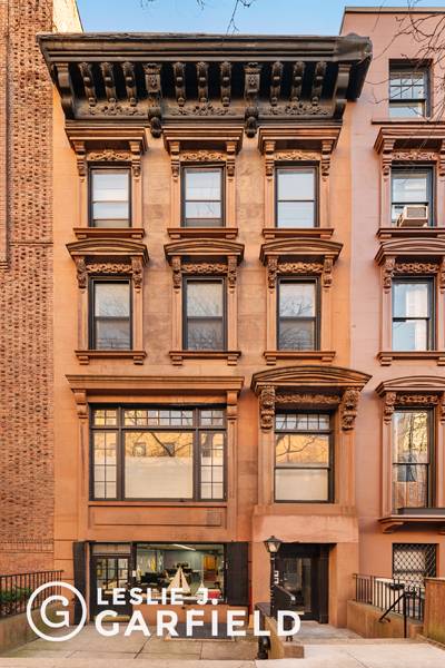 Set on a tranquil, townhouse block in the heart of Brooklyn Heights, Apartment 3 at 140 Remsen Street is a spacious three bedroom, two bathroom apartment with a wide open ...