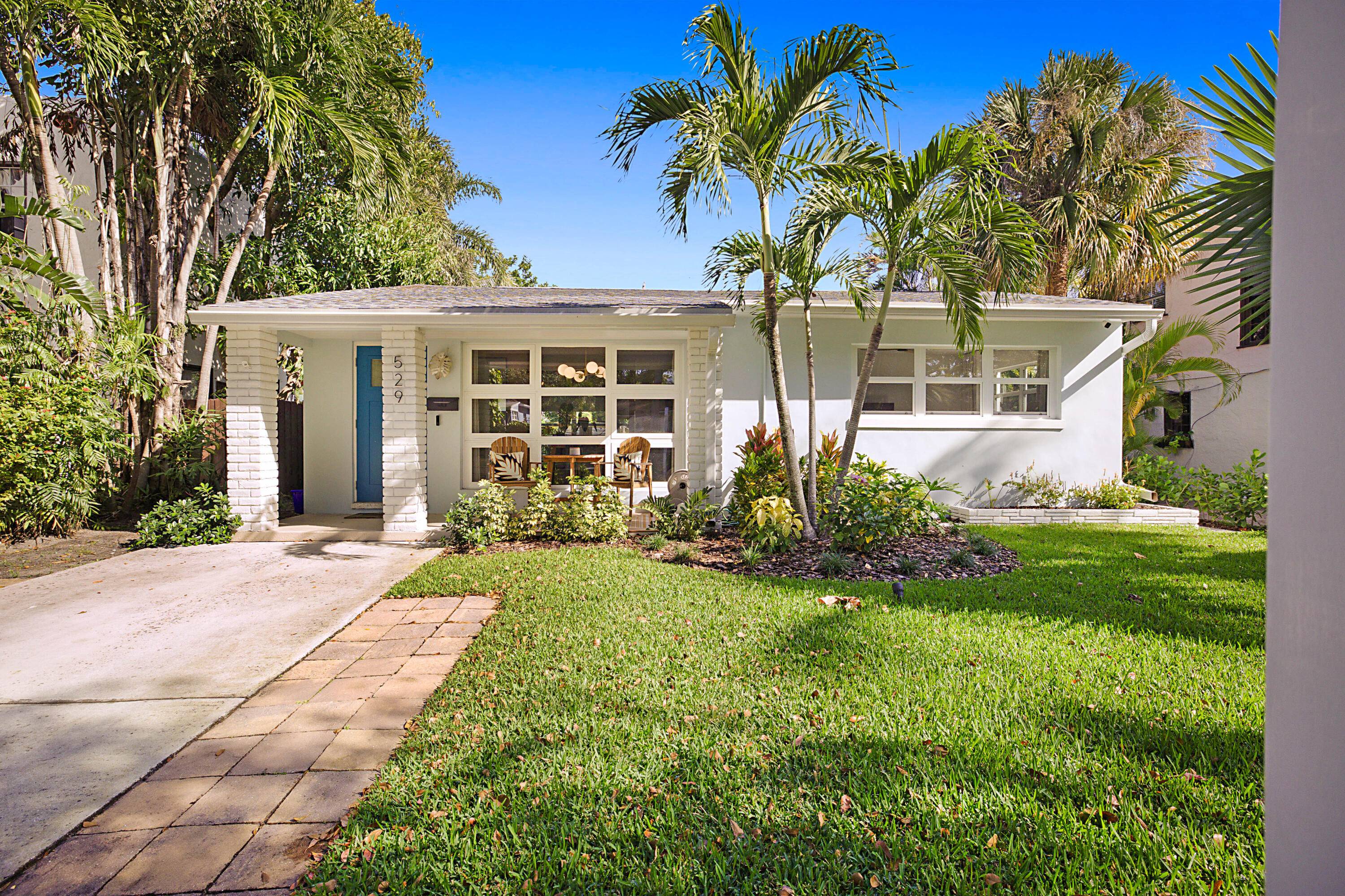 Welcome to a charming renovated midcentury bungalow in coveted Old Historic Northwood.