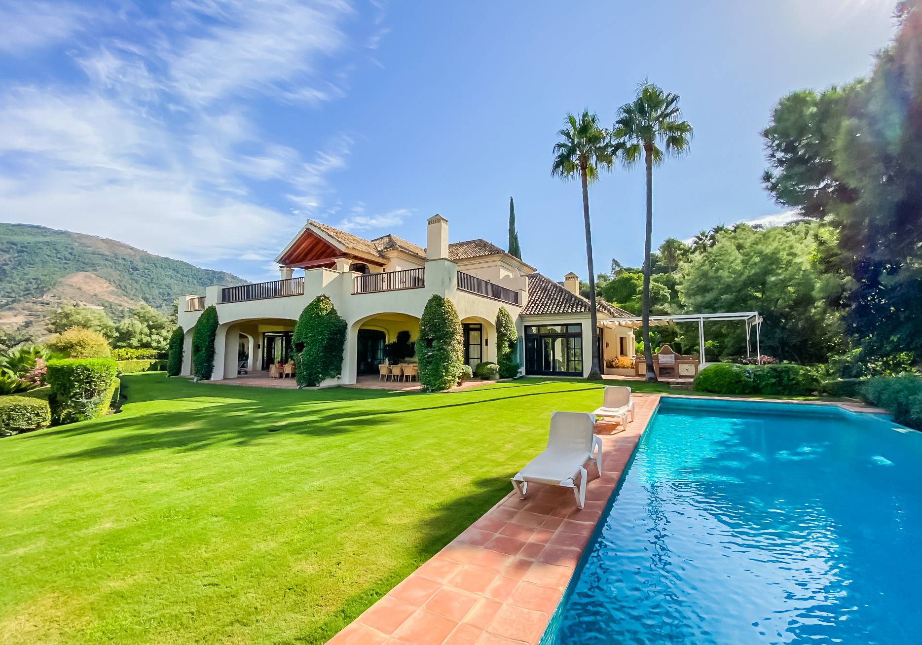 This high end grand villa for sale in ritzy Zagaleta offers the best in terms of qualities and features, and guarantees luxurious living in harmony with stunning nature.