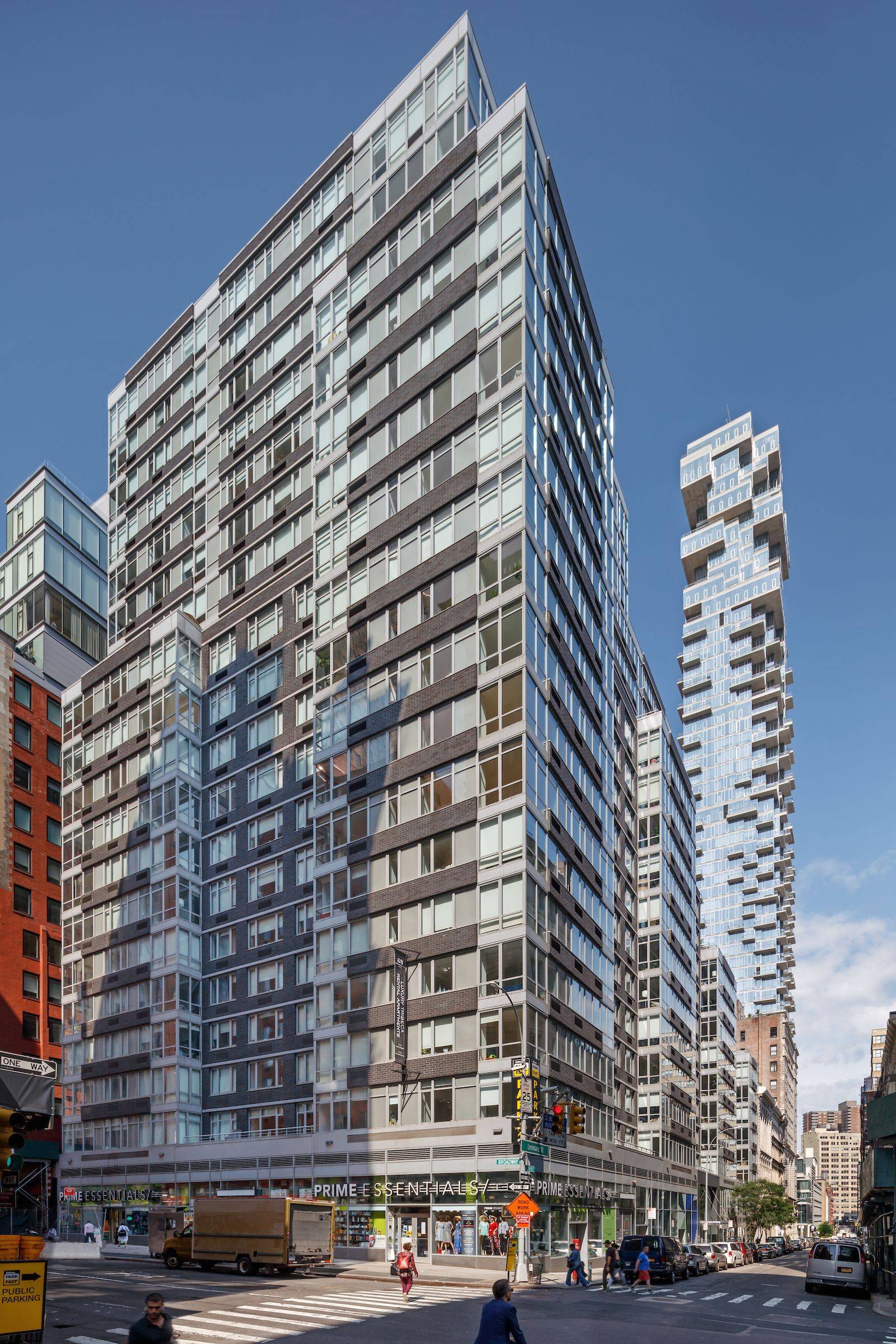88 Leonard offers elegant, doorman apartment living in the pulsating Manhattan neighborhood known as Tribeca.