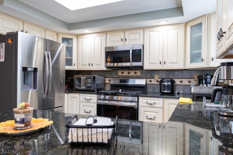 Spacious Kitchen-Breakfast Bar