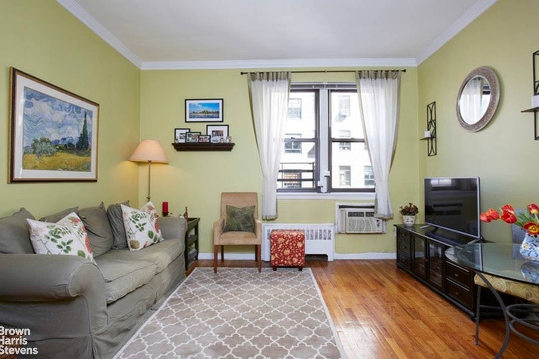 NO FEE Don't miss the opportunity to rent this lovely Central Park block, one bedroom apartment in a boutique elevator building in historic district of the Upper East Side.