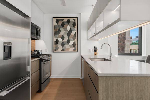 Well designed one bedroom featuring a gourmet kitchen with stainless steel appliances, quartz countertops and eating bar, an in unit washer dryer and wood floors throughout !