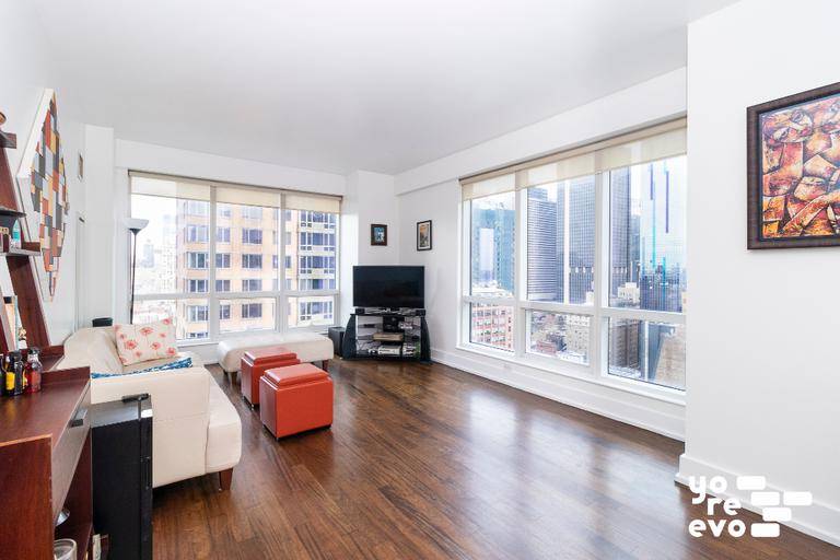 This bright, high floor, corner 1 bedroom has stunning north and east views of the city and the Hudson River.