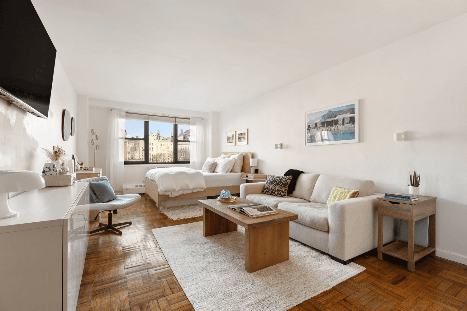 This Gramercy Park studio is ideally located offering you an abundance of parks, shopping, restaurants, movies, comedy clubs, live music venues, culture, and quick access to seven different trains 4 ...