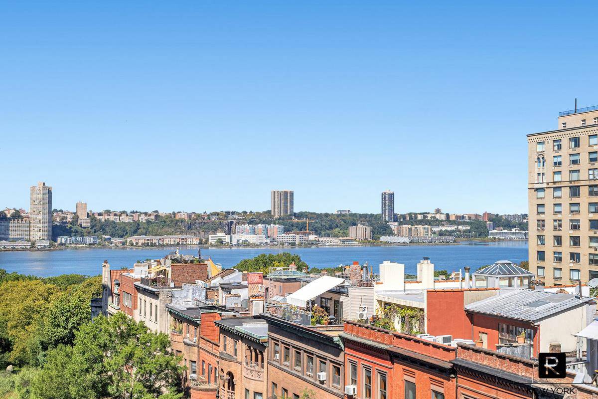 RARELY AVAILABLE APARTMENT IN THIS BUILDING !