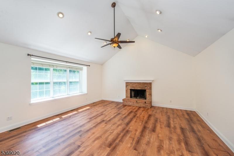 HI-CEILING FAMILY ROOM
