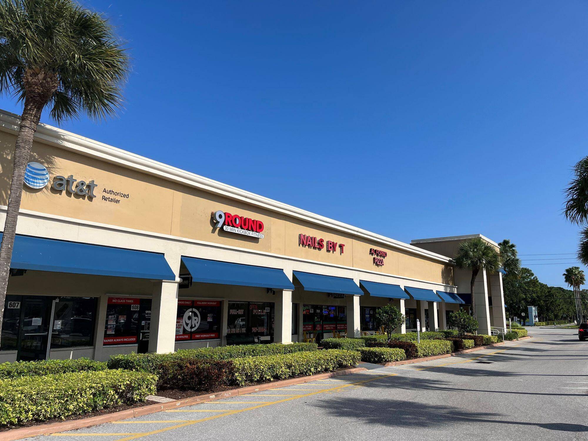 Unique opportunity to sub lease 1000 sq ft of retail space at the corner of Indiantown Rd Alt A1A, in one of Jupiters premier retail centers.