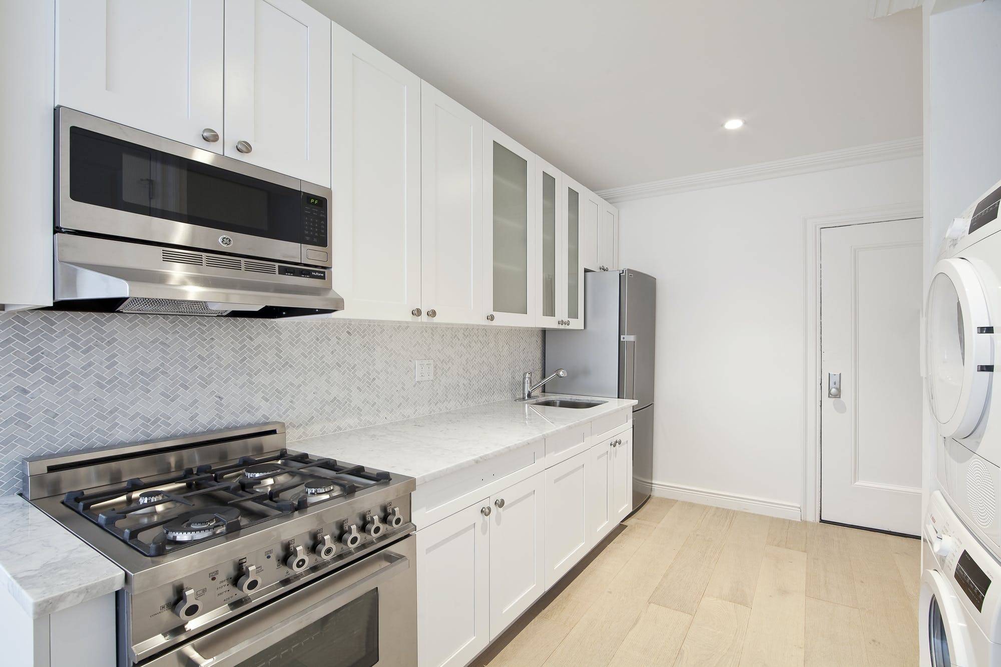 CLASSICALLY MODERN 2 Bed 1 Bath Photos are of a similar unit Past and Present Classically Contemporary Transcending Time 115 Henrys newly designed apartments give a nod to both the ...