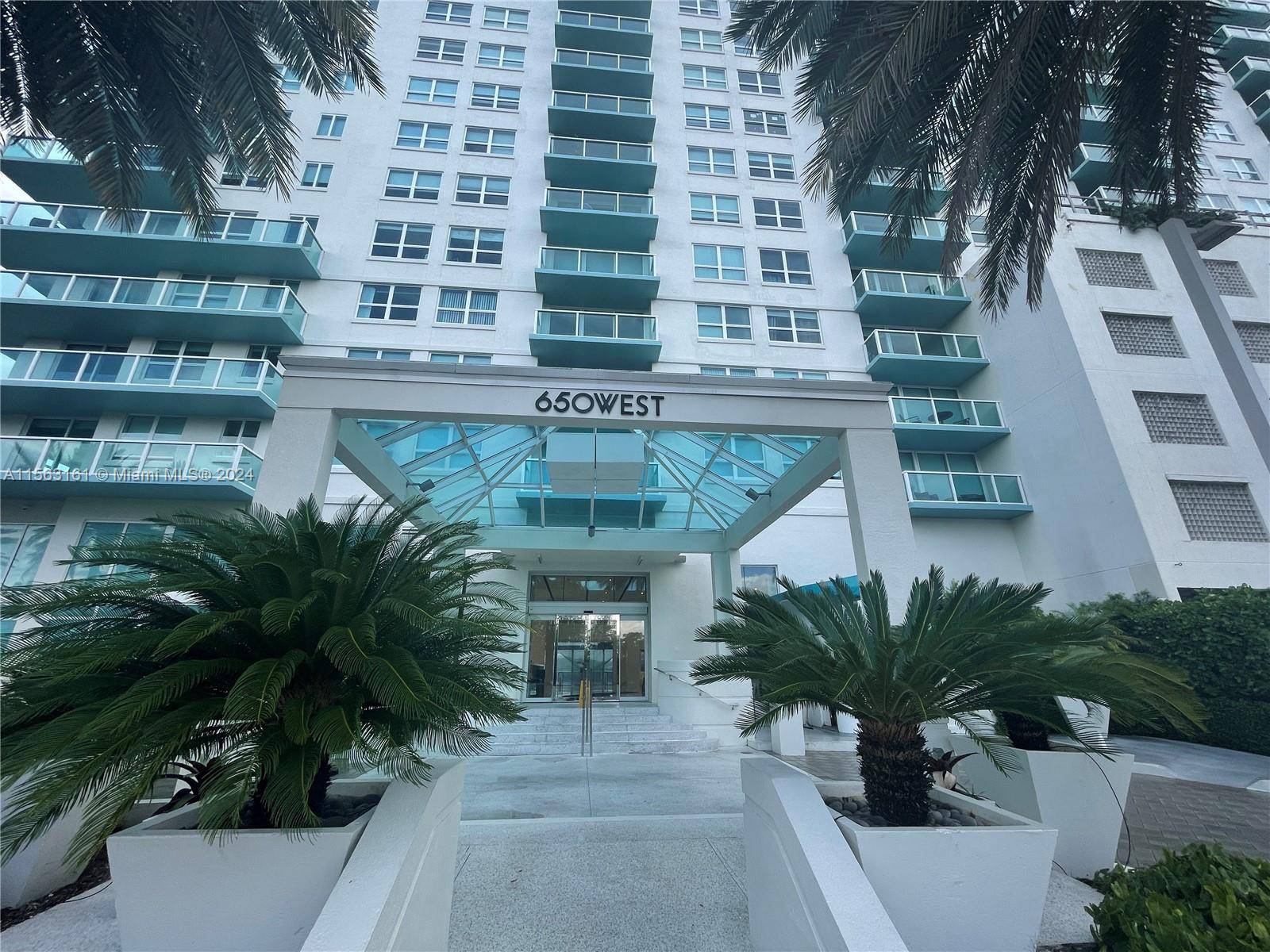 Welcome to enjoy the Floridian lifestyle with the amazing amenities of The Floridian condominium which is located in the heart of South Beach.