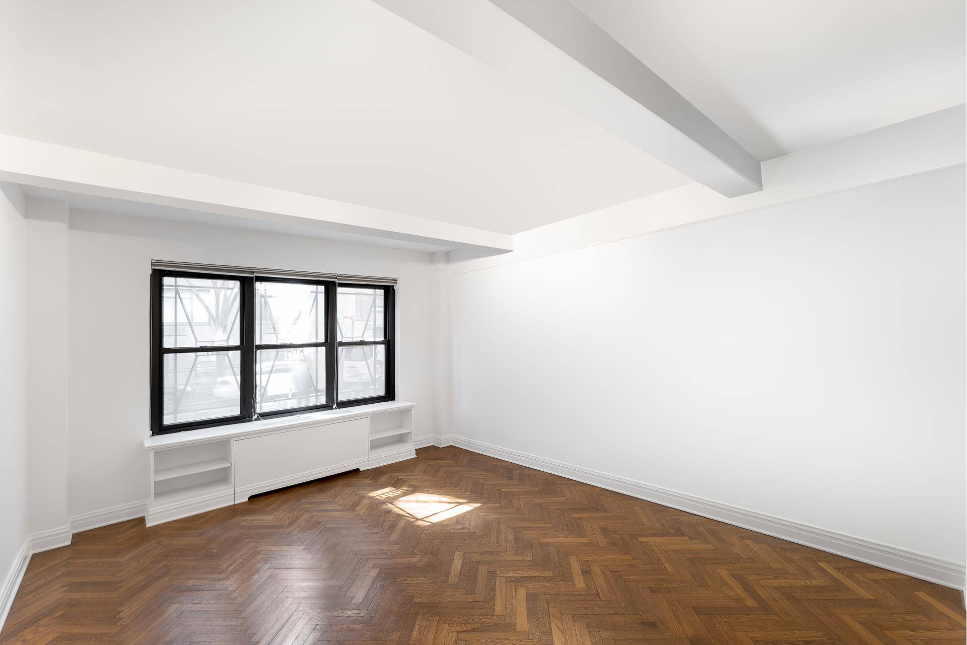 This charming, spacious and quiet one bedroom, one bathroom with private terrace is perfectly located in the heart of Lenox Hill on the Upper East Side.