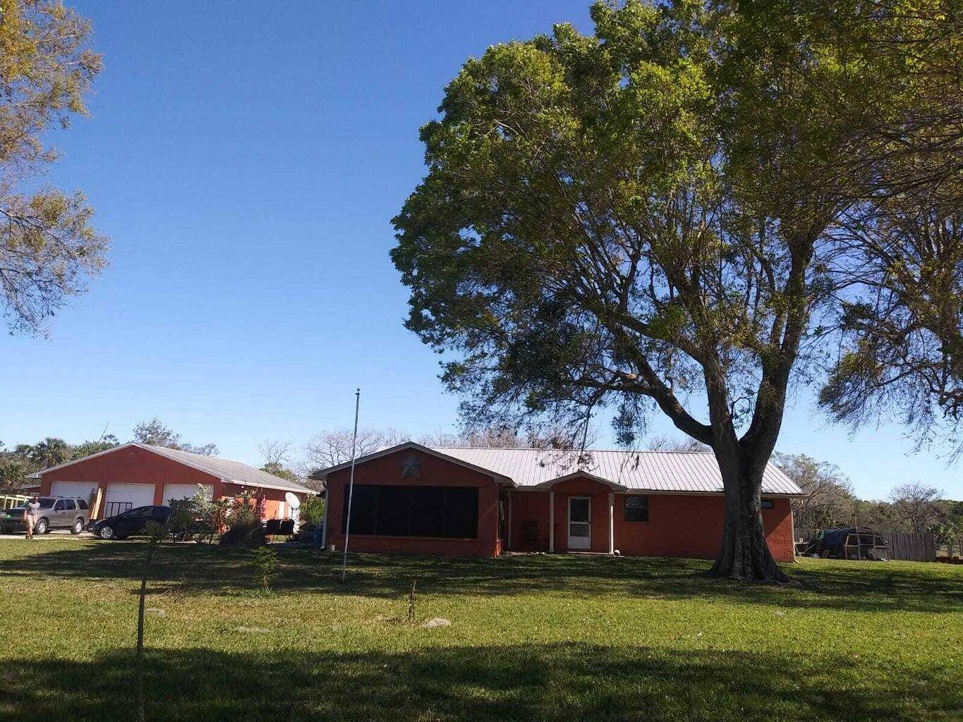 Beautiful property for sale in Okeechobee with some attractive features.