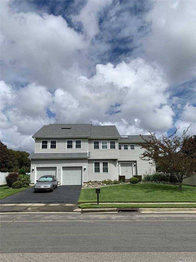 Contemp Home in Melville Ct, featuring 4 Bedrooms, 2.