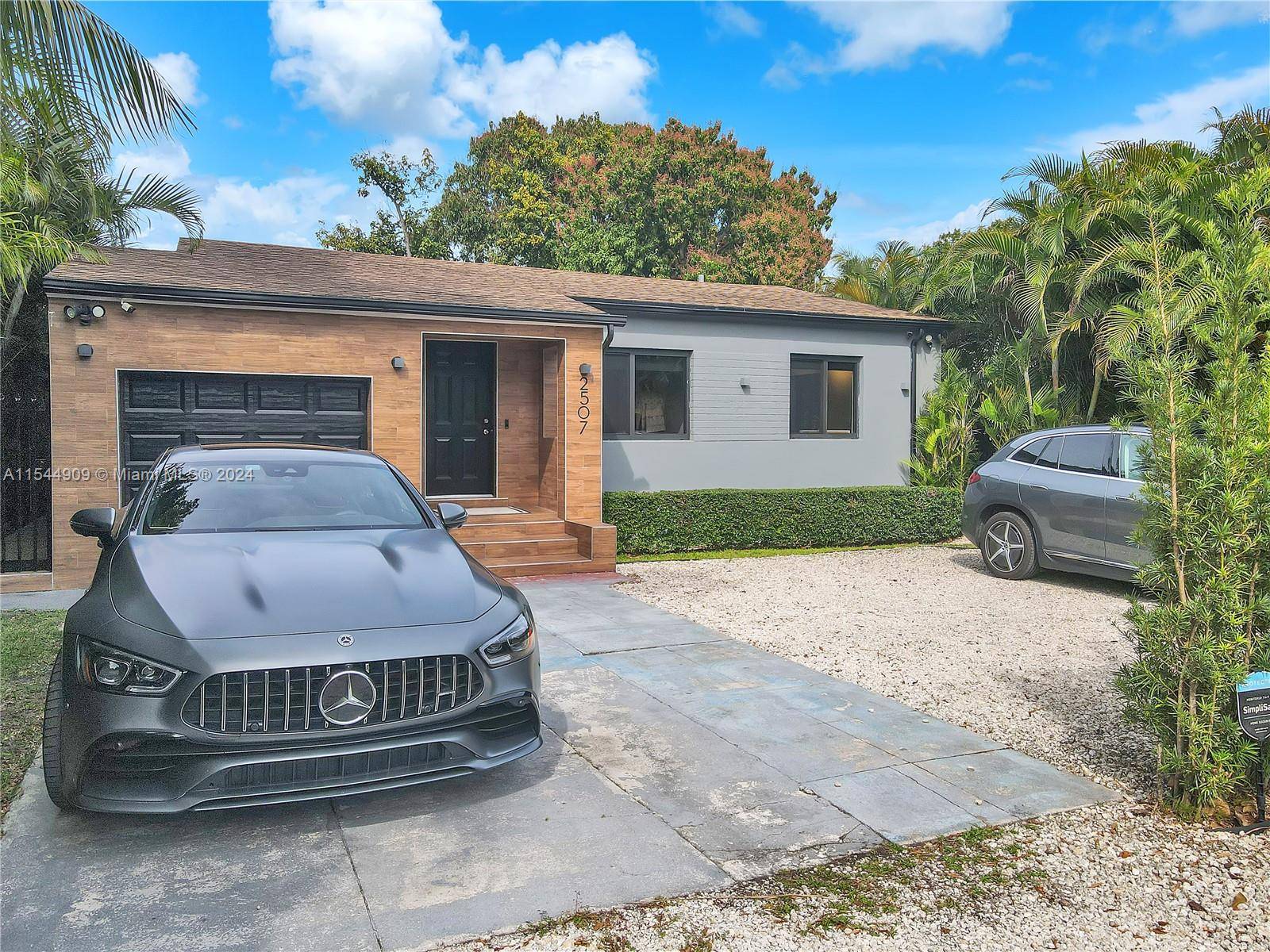 Turnkey home ! Perhaps you have always dreamed of having your own recording studio at home, the crown jewel of these 3 beds, 1 1 2 bath home is the ...