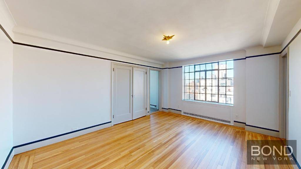 Large and renovate studio in the heart of West Village, in a well maintained doorman building.