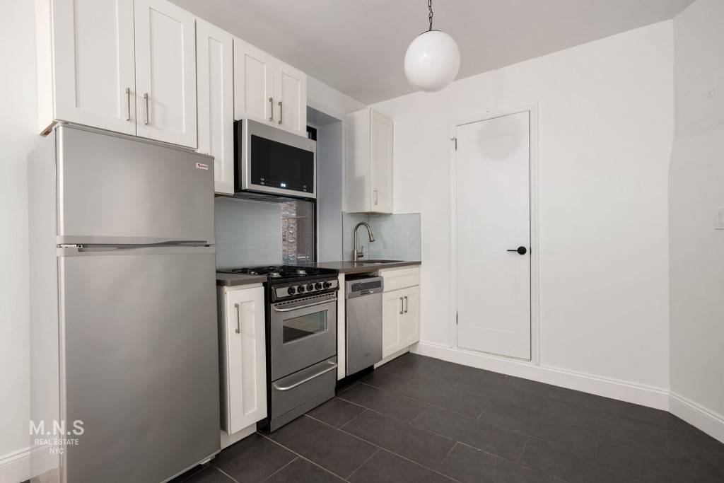 FULLY RENOVATED 2 BEDROOM APARTMENT AVAILABLE IN PRIME CHELSEA !