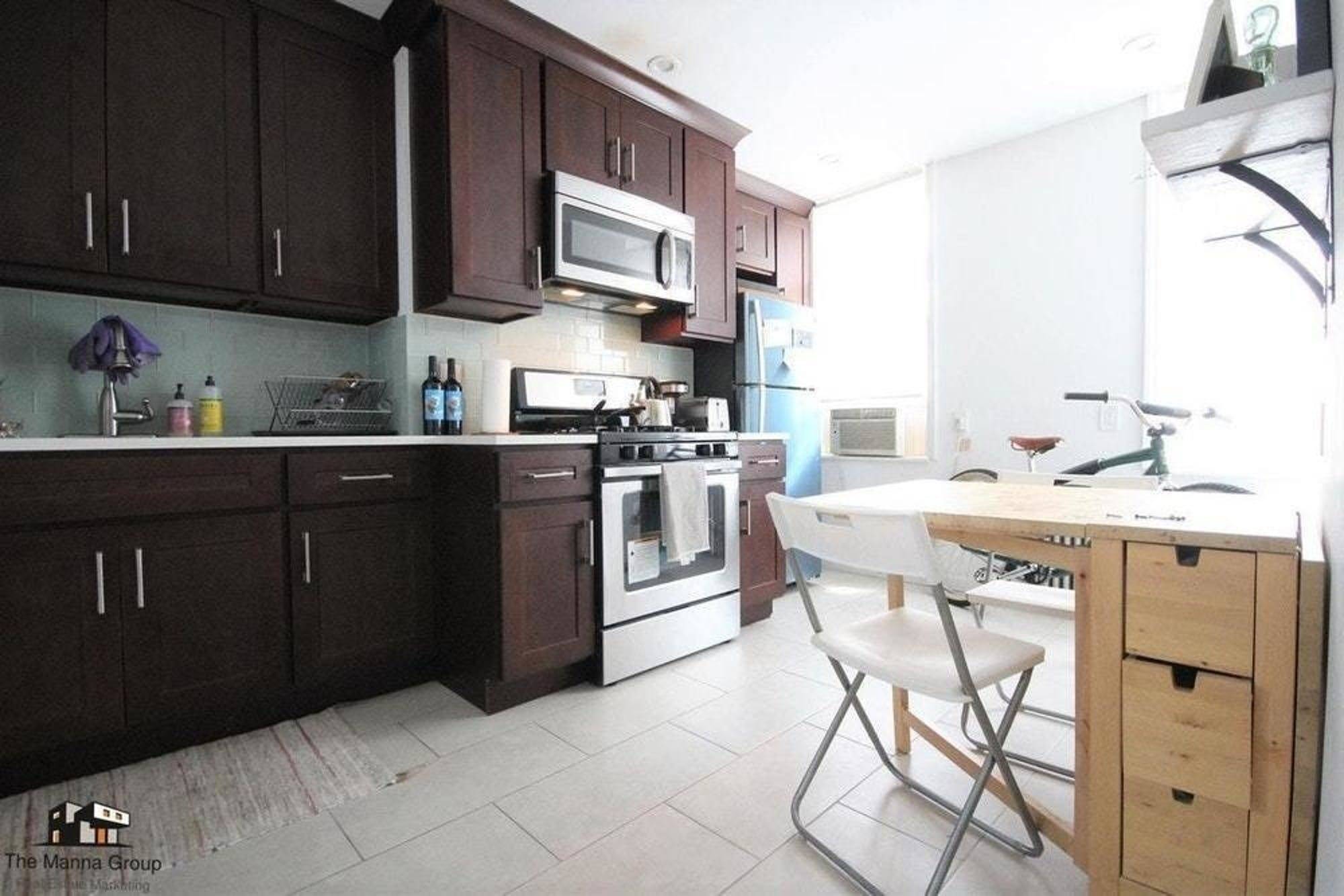 For videos of all our units go to instagram BrokeringBrooklyn Renovated 1 Bedroom with Stainless Steel Kitchen in the Heart of Williamsburg !