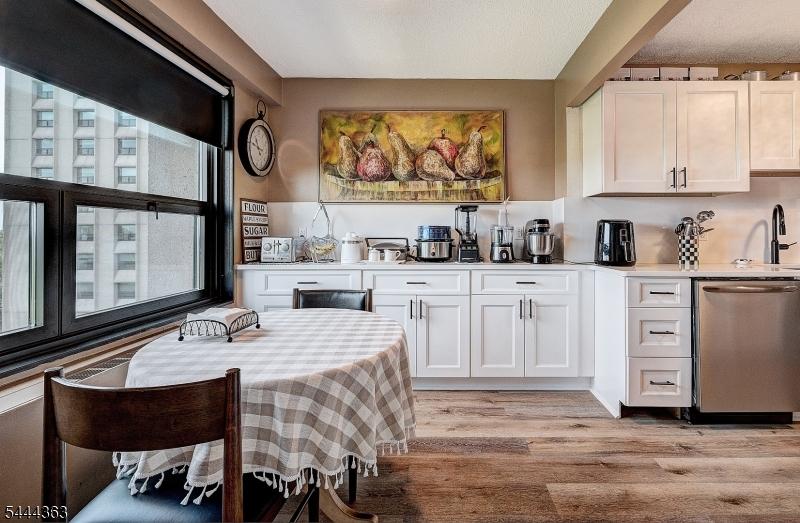 Eat-in Kitchen