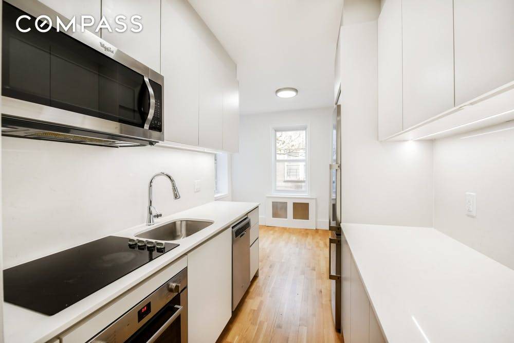 FEE RENTAL We have a gorgeous, recently renovated, super sunny, four bedroom apartment available for rent in Flatbush.