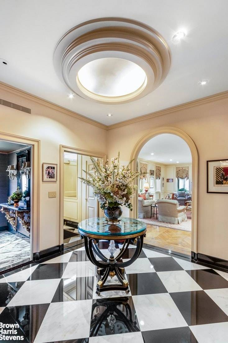 The Maisonette at 25 Sutton Place is a grand and elegant 4 bedroom duplex in the heart of one of Manhattan's most coveted residential neighborhoods.